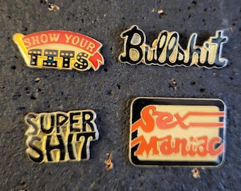 vintage humour adulte épinglettes - lot de 4 - épingles à collectionner grossièretés drôles, cadeau bâillon des années 1970 - humour sexuel