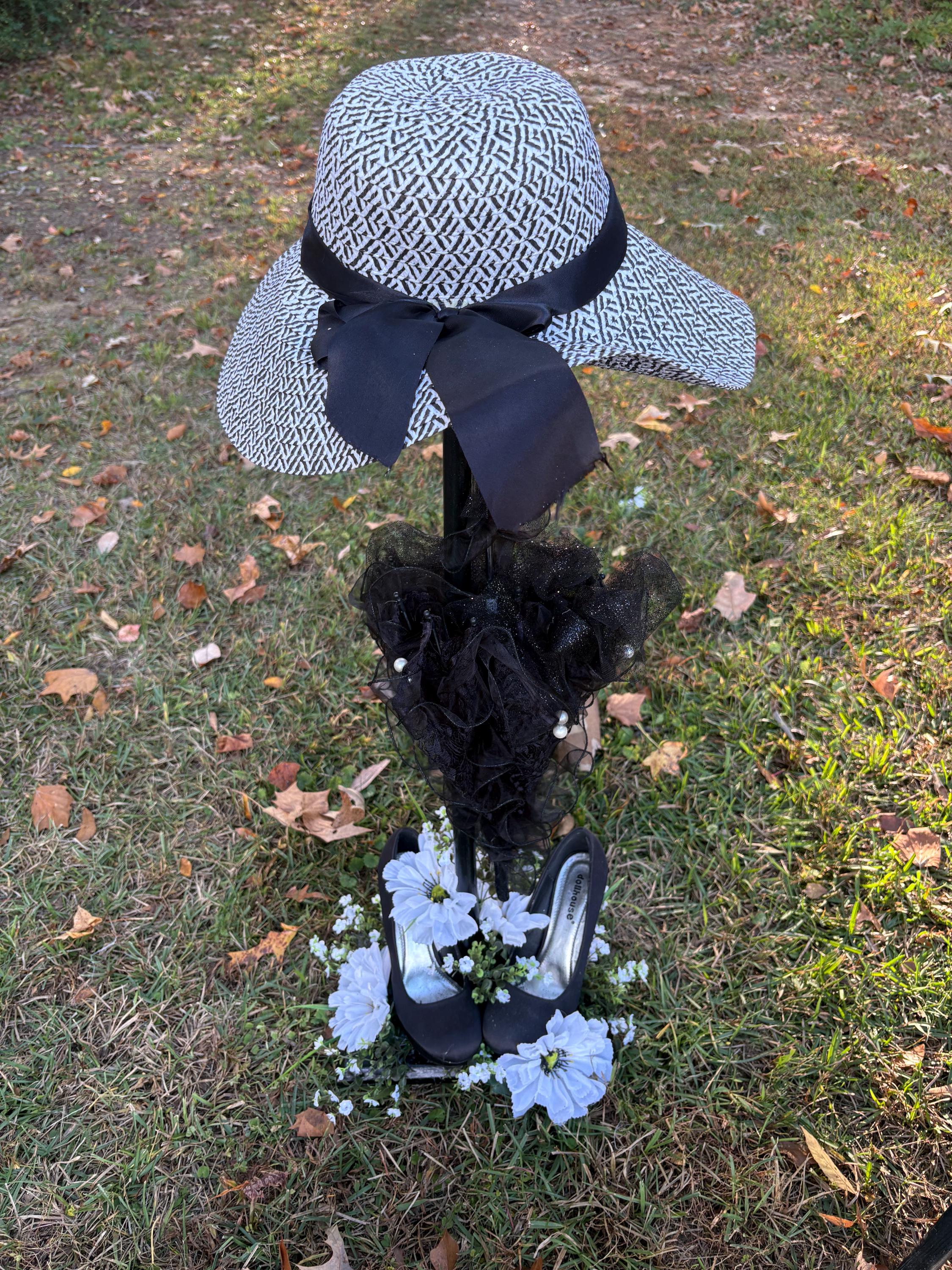 Decorative hat stand with black lace umbrella & high heels - Thumbnail 5