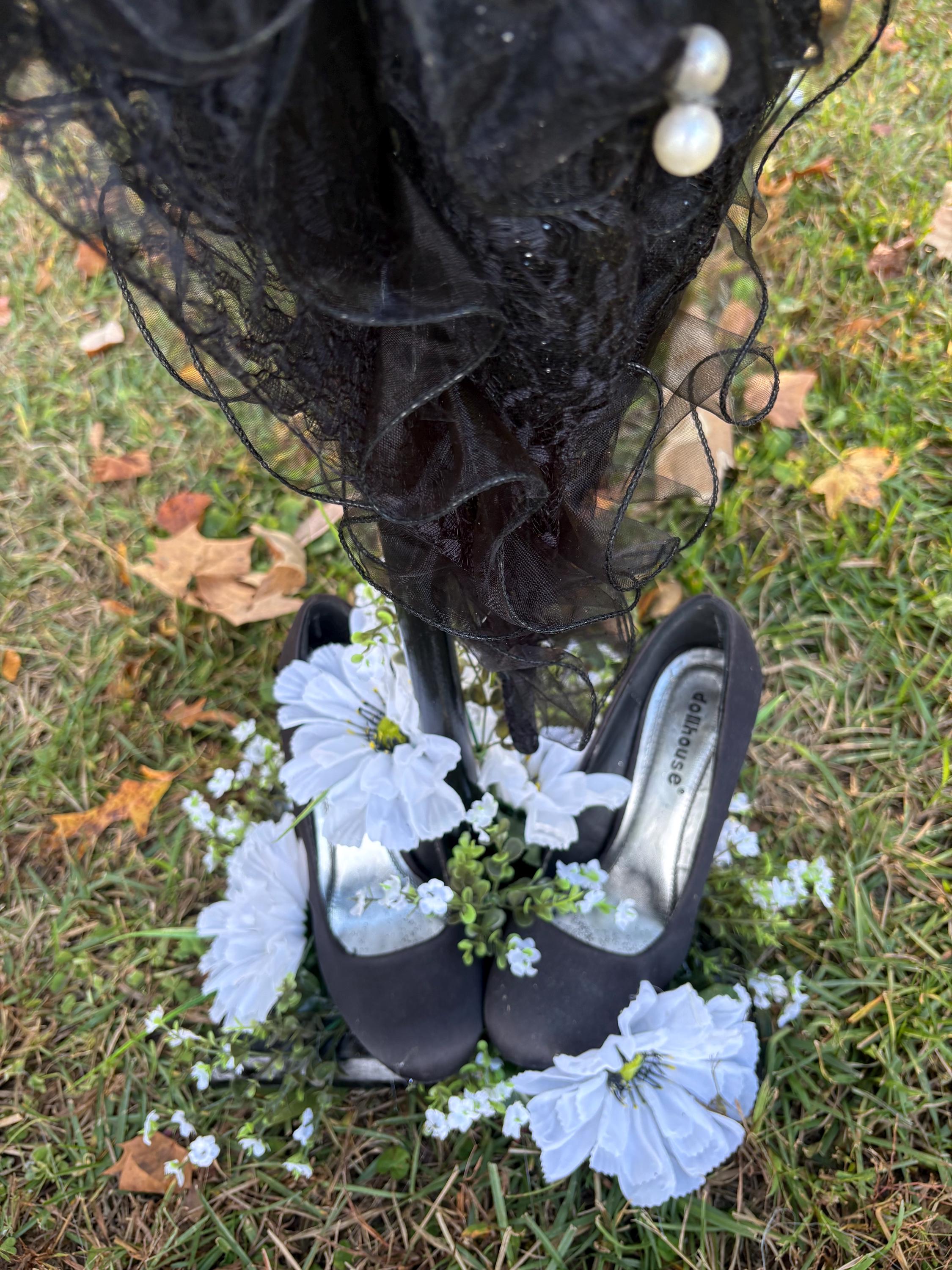 Decorative hat stand with black lace umbrella & high heels - Thumbnail 4