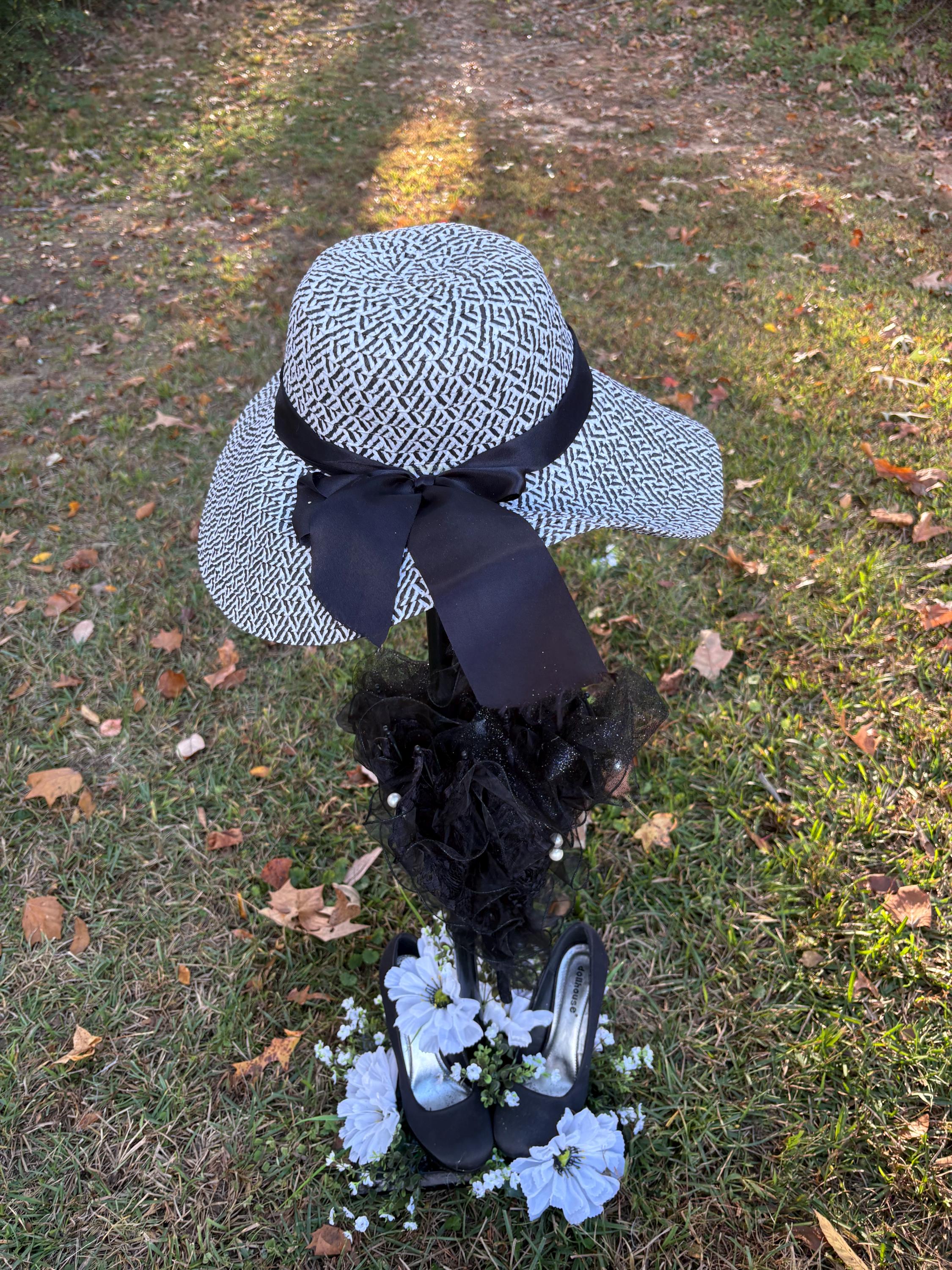 Decorative hat stand with black lace umbrella & high heels - Thumbnail 3