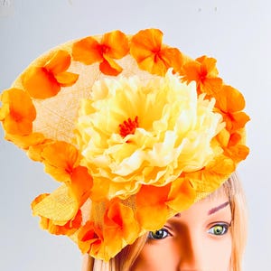 Bibi jaune : coiffe Sinamay sculptée, chapellerie faite main