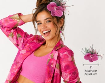 Mini fascinator rosa choque com orquídea e penas, presilha de cabelo para casamento, festival ou festa tropical no Melbourne Cup.
