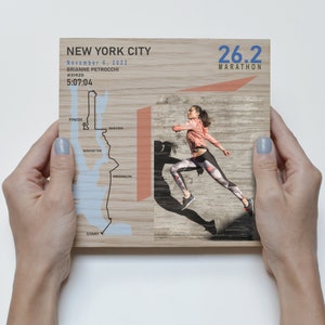 New York Marathon fotolijst gepersonaliseerd - Hardloopfoto gedrukt op hout - Cadeau voor hardloper - Aangepaste eiken fotolijst voor atleten