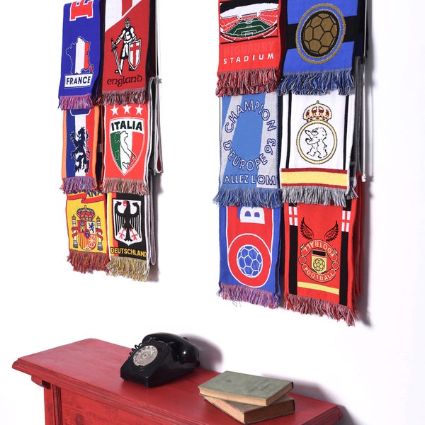 Sportsjaals displayrek- Voetbal Voetbalsjaals display Holder-Support d'écharpe - Estante de futbol bufanda- Porta sciarpa da calcio