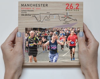 Gepersonaliseerde fotolijst Manchester Marathon - Hardloopfoto gedrukt op hout - Cadeau voor hardloper - Aangepaste eiken fotolijst voor atleten