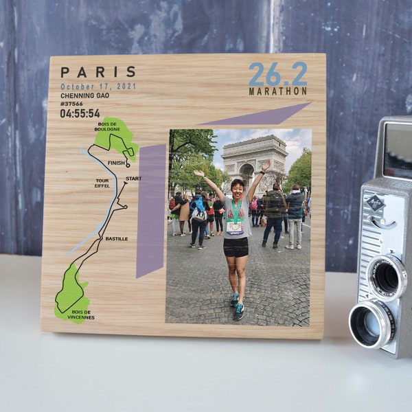 Marco de fotos personalizado del Maratón de París - Foto de carrera impresa en madera - Regalo para corredor - Marco de imagen de roble personalizado para atletas