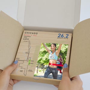 Running in Chicago photo frame personalized - Running photo printed on wood - Gift for runner - Custom Oak Picture frame for athletes