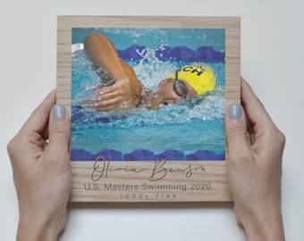 Cadre photo natation personnalisé - Votre photo de sport imprimée sur bois - Cadeau pour nageur - Cadre photo sport chêne personnalisé pour sportifs