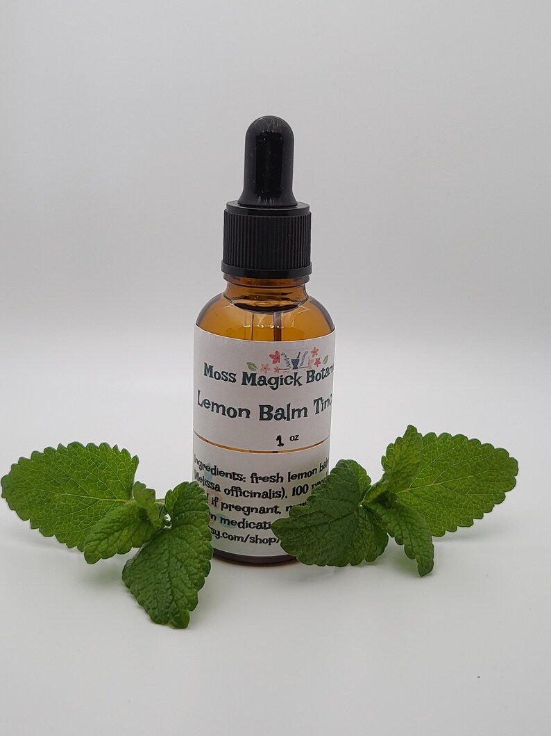Pu&ograve; includere: Una piccola bottiglia di vetro ambrato con un contagocce nero. La bottiglia &egrave; etichettata "Moss Magick Botan Lemon Balm Tincture 1 oz". L'etichetta include anche gli ingredienti: "fresh lemon balm (Melissa officinalis), 100 proof alcohol". C'&egrave; una dichiarazione di non responsabilit&agrave; che dice "Se sei incinta, consulta un medico". La bottiglia &egrave; su una superficie bianca con foglie verdi.