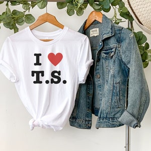 Eu amo T.S. Camiseta, camiseta gráfica da moda y2k para ela, presentes para namorada, impressão de letras dos anos 2000, roupas engraçadas com slogan meme, camisetas retrô de humor