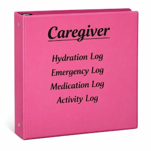 Pode incluir: Uma pasta rosa brilhante com a palavra "Caregiver" em escrita preta. Abaixo, a pasta lista "Hydration Log", "Emergency Log", "Medication Log" e "Activity Log" em uma fonte sem serifa. A pasta tem três anéis de metal.