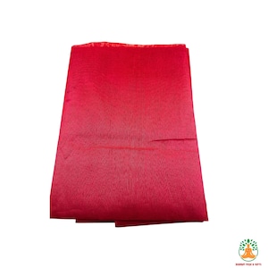 Może przedstawiać: Złożony arkusz jasnoczerwonego papieru krepowego. Papier ma teksturowaną powierzchnię i jest prostokątny. Krawędzie są lekko nierówne, a papier wydaje się nowy.