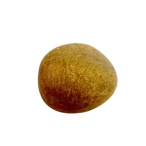 Puede incluir: Un coco marrón con una textura rugosa y fibrosa.