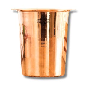 Könnte beinhalten: Ein kupferfarbenes, zylindrisches Trinkglas mit leicht ausgestelltem Rand. Das Glas hat eine polierte Oberfläche, die das Licht reflektiert und einen warmen, metallischen Glanz erzeugt. Das Produkt ist wahrscheinlich für die Inneneinrichtung oder religiöse Zwecke bestimmt.