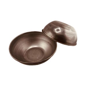 Könnte beinhalten: Zwei silberne Metallschalen, die übereinander gestapelt sind. Die Schalen sind rund und haben eine glatte, glänzende Oberfläche.