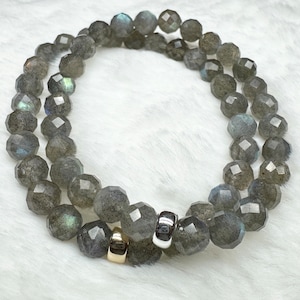 Gefacetteerde labradoriet armband. 6 mm sterke labradoriet. Prachtige labradoriet met kralen. Sieraden stapelen. Goudzilveren labradoriet armband
