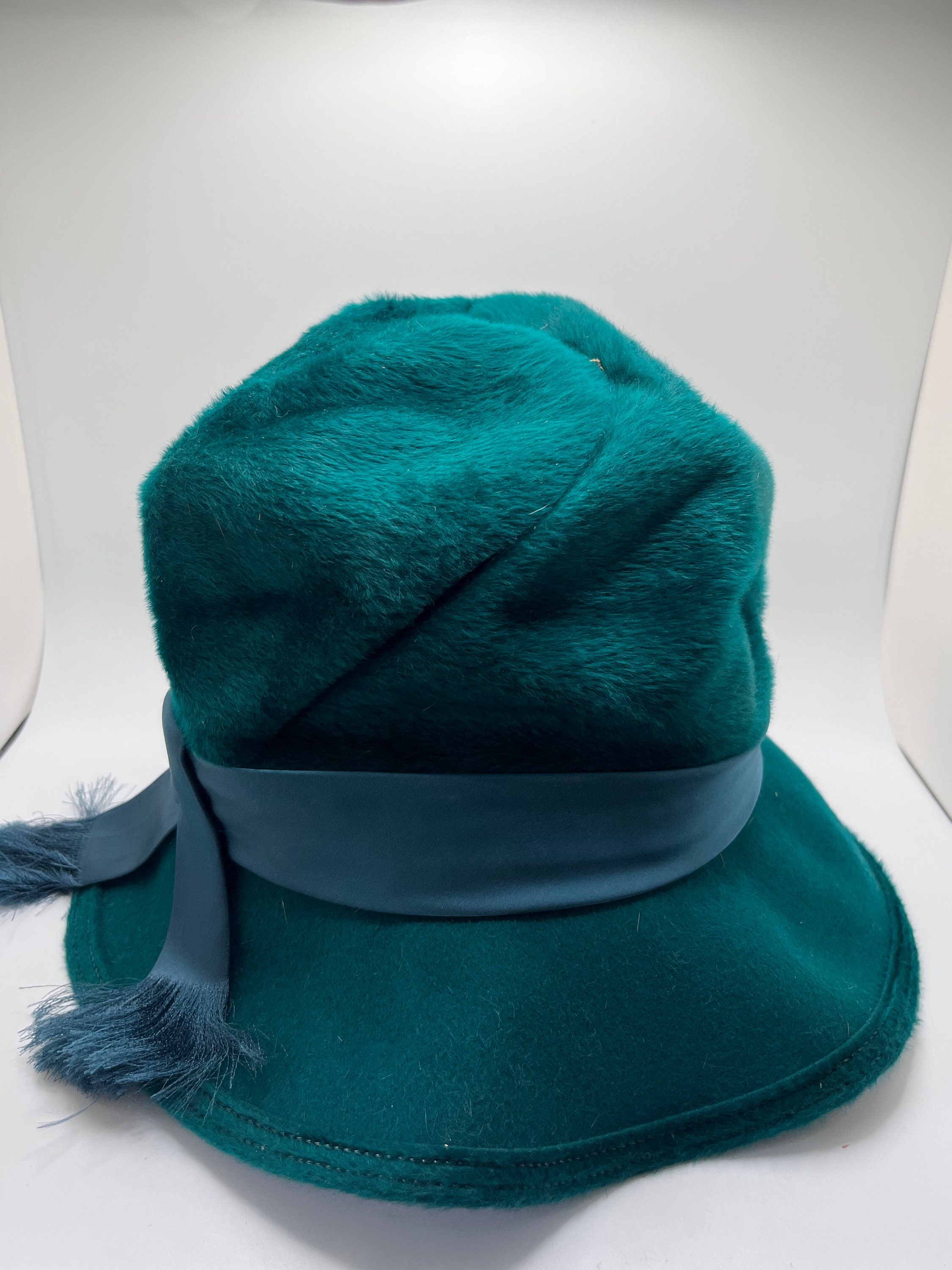 Rare Oleg Cassini Felt Cloche Hat with Ribbon made in Italy Sage forest green Oleg Cassini Italian Hat Green Ribbed Velvet Ladies, Vintage  main image 3