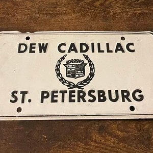 Dew Cadillac Dealerschap Booster Kenteken St. Petersburg Florida Vintage STEEL