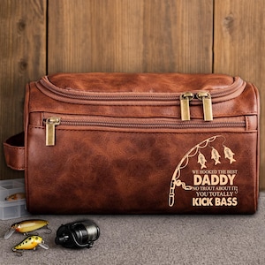 Personalisierte Wir sind süchtig Der Beste Vater Keine Forelle Darüber Sie Totally Kick Bass Kulturtasche, Angeln Vater, Vatertagsgeschenk, Geschenk für Vater