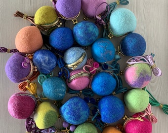 HANDMADE ROUND PURSE felt needling, accessorie as pendant or key ring