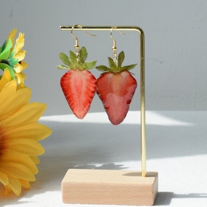 Handgemaakte oorbellen van echt geperste aardbeien, oorbellen met gedroogde aardbeienhars, 14K gouden natuurlijke fruitsieraden hangoorbel, verjaardagscadeau