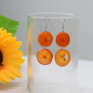 Pendientes de tomate cherry prensados reales hechos a mano, pendientes de resina de tomate seco, joyas de frutas, pendiente colgante colgante, regalo de cumpleaños perfecto para ella