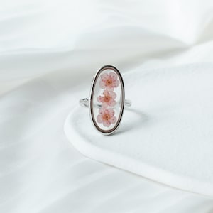 Rosa påsklilja-ring med hartsblomma, justerbar, nätt blommig ring, handgjord botanisk silverring, smycken med hartsminne, jubileumspresenter