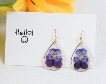Pendientes de flores prensadas reales hechos a mano de Violet Pansy, pendientes de resina de flores secas, pendientes colgantes de boda, regalos de cumpleaños de graduación para ella
