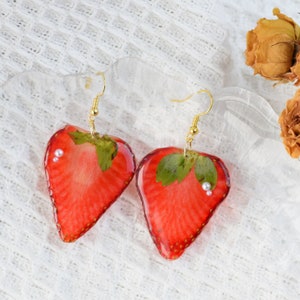 Handgemaakte echte geperste aardbei oorbellen, gedroogde aardbei hars oorbellen, natuurlijke fruit sieraden bungelen drop oorbel, verjaardagscadeau voor haar
