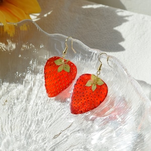 Handgemaakte oorbellen van echt geperste aardbeien, oorbellen van gedroogde aardbeienhars, natuurlijke fruitsieraden Dangle Drop Earring, verjaardagscadeau voor haar