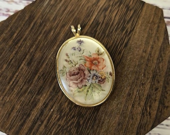 Vintage Floral Oval Pendant Necklace Gold Tone Frame handprinted vintage jewelry wildflowers