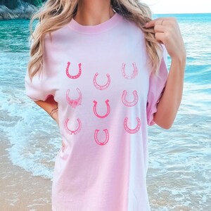 Western Cowgirl Horse Shoe Shirt, Country Concert Tee, Oversized Western Graphic Shirt Cute Country Rodeo Shirts Coastal Cowgirl Shirt