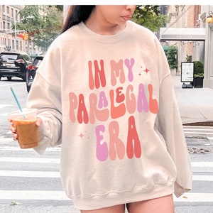 In meiner Paralegal Ära Sweatshirt, Retro Paralegal Crewneck, Solicitor Paralegal Geschenk, Trendy Women in Law Shirt, Juristische Assistentin Sweatshirt