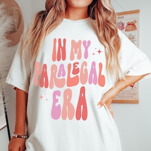 In meiner Paralegal Ära Komfort Farben T-Shirt, Retro Paralegal Shirt, Anwalt Paralegal Geschenk, Frauen in Gesetz Shirt, Rechtsassistent Sweatshirt