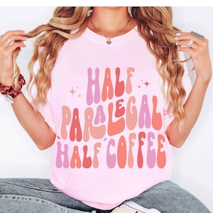 Retro Halb Paralegal Halb Kaffee Shirt, Juristen Geschenk, Juristen Geschenk, Jurist Paralegal, Frauen in Law, übergroßes Juristen Shirt