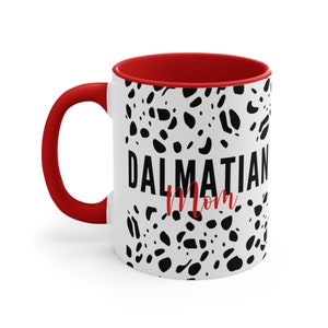 Könnte beinhalten: Weißer Keramikbecher mit roter Innenseite und Henkel. Der Becher hat ein schwarz-weißes Dalmatiner-Punktmuster und die Worte "DALMATIAN Mom" in schwarzer und roter Schrift.