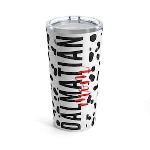 Könnte beinhalten: Ein weißer Edelstahlbecher mit einem schwarz-weißen Dalmatiner-Druck und dem Text "Dalmatian Mom" in Rot.