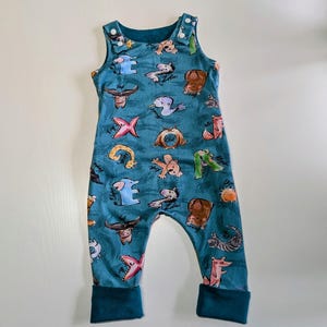 Mono de bebé con letras de animales, ropa crece conmigo, ropa sostenible para bebés y niños pequeños.