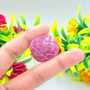 Cabochon in rubino rosa naturale intagliato a forma di loto / Pietra sciolta in rubino a forma di fiore intagliata a mano / Materiali per la creazione di gioielli con cristalli curativi