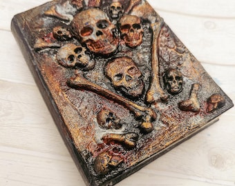Aangepaste gotische Skull and Bones Grimoire, handgemaakt heksendagboek spreukenboek