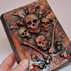 Kundenspezifisches Gothic Schädel und Knochen Grimoire | Handgemachtes Hexen Journal Zauberbuch