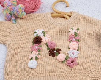 Sweat-shirt pour bébé avec initiales de fleurs brodées à la main | Pull à fleurs initiales | Pull Inital pour tout-petits | Pull à initiales pour bébé