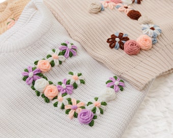 Sweat-shirt pour bébé avec initiales de fleurs brodées à la main | Pull à fleurs initiales | Pull Inital pour tout-petits | Pull à initiales pour bébé