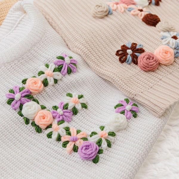 Sweat-shirt pour bébé avec initiales de fleurs brodées à la main | Pull à fleurs initiales | Pull Inital pour tout-petits | Pull à initiales pour bébé