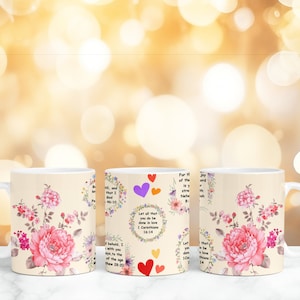 Op de afbeelding: Drie witte keramische mokken met bloemenmotieven en inspirerende citaten. De citaten zijn: "Laat alles wat je doet, in liefde gedaan worden 1 Korinti&euml;rs 16:14", "Want de vreugde van de Heer is uw kracht Nehemia 8:10", en "Zie, Ik ben met u alle dagen, tot het einde der tijden Matthe&uuml;s 28:20".