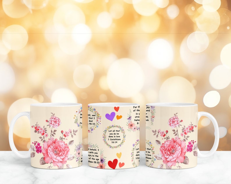 Op de afbeelding: Drie witte keramische mokken met bloemenmotieven en inspirerende citaten. De citaten zijn: "Laat alles wat je doet, in liefde gedaan worden 1 Korinti&euml;rs 16:14", "Want de vreugde van de Heer is uw kracht Nehemia 8:10", en "Zie, Ik ben met u alle dagen, tot het einde der tijden Matthe&uuml;s 28:20".