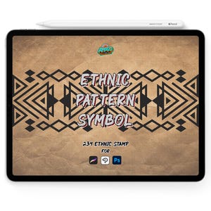 Könnte beinhalten: Ein digitales Tablet zeigt ein ethnisches Mustersymbol-Design. Das Design zeigt geometrische Formen in Schwarz auf braunem Hintergrund. Auf dem Bildschirm steht "ETHNIC PATTERN SYMBOL" und "234 ETHNIC STAMP FOR". Ein weißer Stift liegt obenauf.