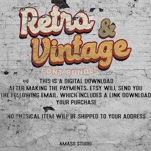 Op de afbeelding: Een digitale download van een lettertypebundel genaamd "Retro & Vintage" op een witte bakstenen muur achtergrond. De tekst bevat de woorden "Dit is een digitale download nadat u de betalingen heeft gedaan, Etsy zal u de volgende e-mail sturen, die een link bevat om uw aankoop te downloaden. Er wordt geen fysiek item naar uw adres verzonden. Bedankt! - Amaso Studio."