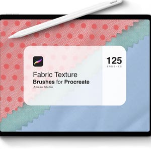 Op de afbeelding: Een digitale illustratie van een tabletscherm met een roze en blauwe stoftextuur met witte stippen. De tekst op het scherm luidt "Fabric Texture Brushes for Procreate" en "125 Brushes".