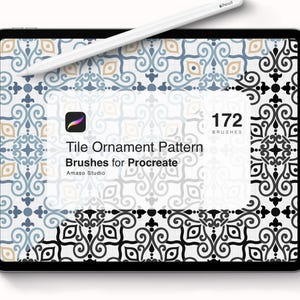 以下が含まれることがあります： アマソスタジオによるProcreate用のタイル装飾パターンブラシ172個のプレビューが表示されたデジタルタブレットの画面。ブラシは、複雑な黒と白、青と白のパターンを特徴としています。